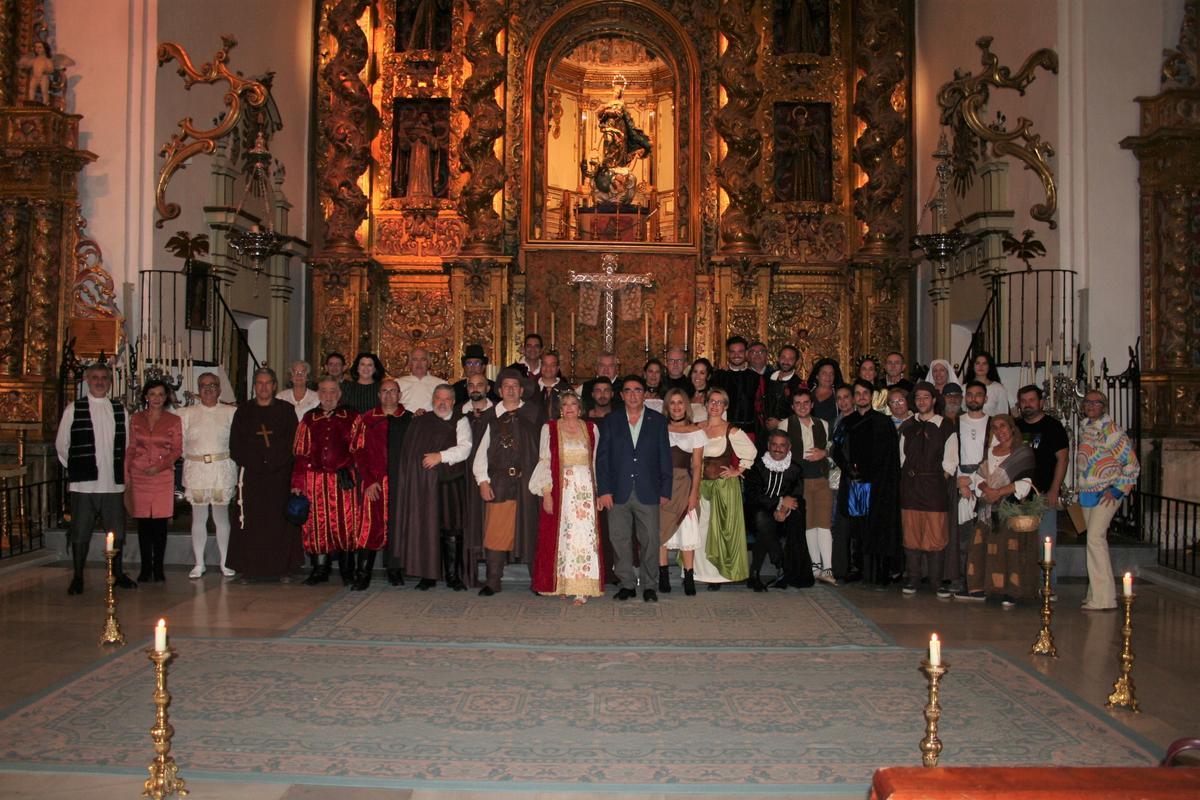 Actores y equipo de dirección, instantes antes de iniciar las representaciones, en el altar mayor de la iglesia de San Francisco.