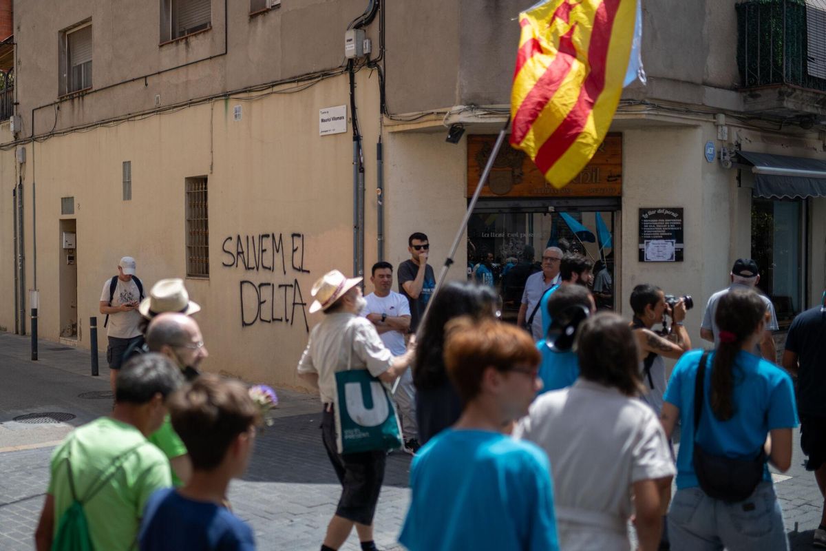Varias personas durante una concentración contra la ampliación del Aeropuerto Josep Tarradellas Barcelona-El Prat?, a 14 de junio de 2025, en El Prat de Llobregat, Barcelona, Catalunya (España). El objetivo de la protesta, convocada por la plataforma Ni un pam de Terra, es mostrar el rechazo ciudadano al proyecto de ampliación de la tercera pista del aeropuerto que, según los convocantes, tendrá un grave impacto ambiental y social sobre espacios protegidos como La Ricarda y el Remolar, en el delta del Llobregat. 14 JUNIO 2025;AEROPUERTO;MANIFESTACIÓN;AMPLIACIÓN;PROTESTA Lorena Sopêna / Europa Press 14/06/2025. Lorena Sopêna;category_code_new;