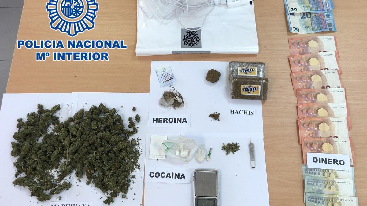 Material y droga intervenida en la actuación policial de Cabra.
