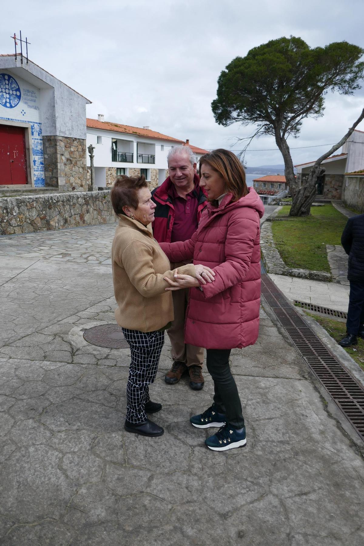 Ángeles Vázquez saluda a una vecina de Ons, ayer.