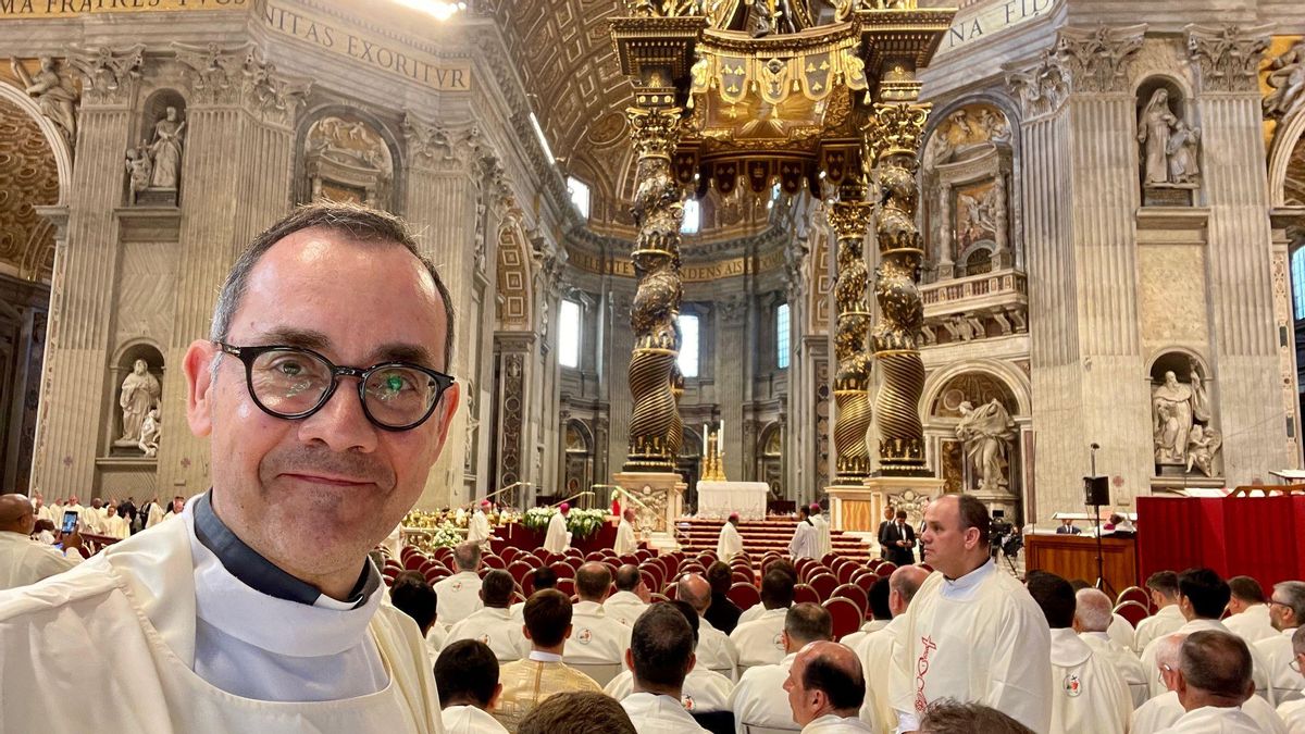 El sacerdote Miguel Ángel Hernández en una celebración en la basíica de San Pedro.