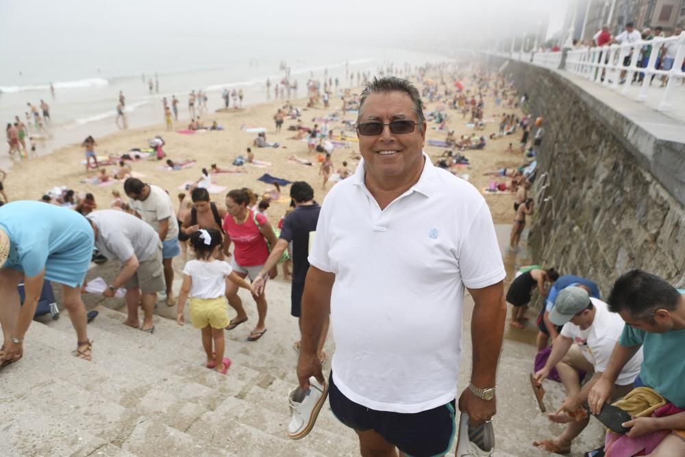 El manto de niebla sigue cubriendo Gijón