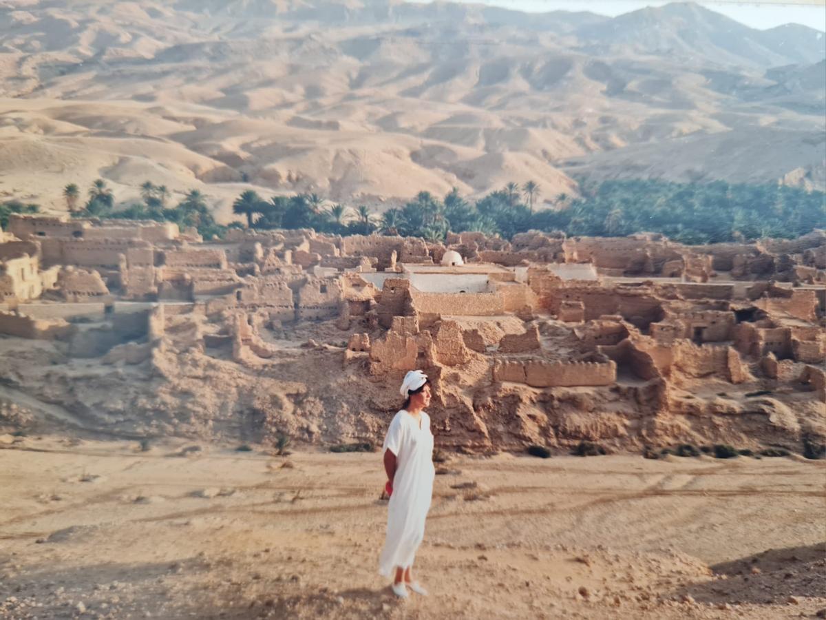 Una imatge de postal on es veu a la guia castellonina Marisol Sellés durant un viatge a Tunísia.