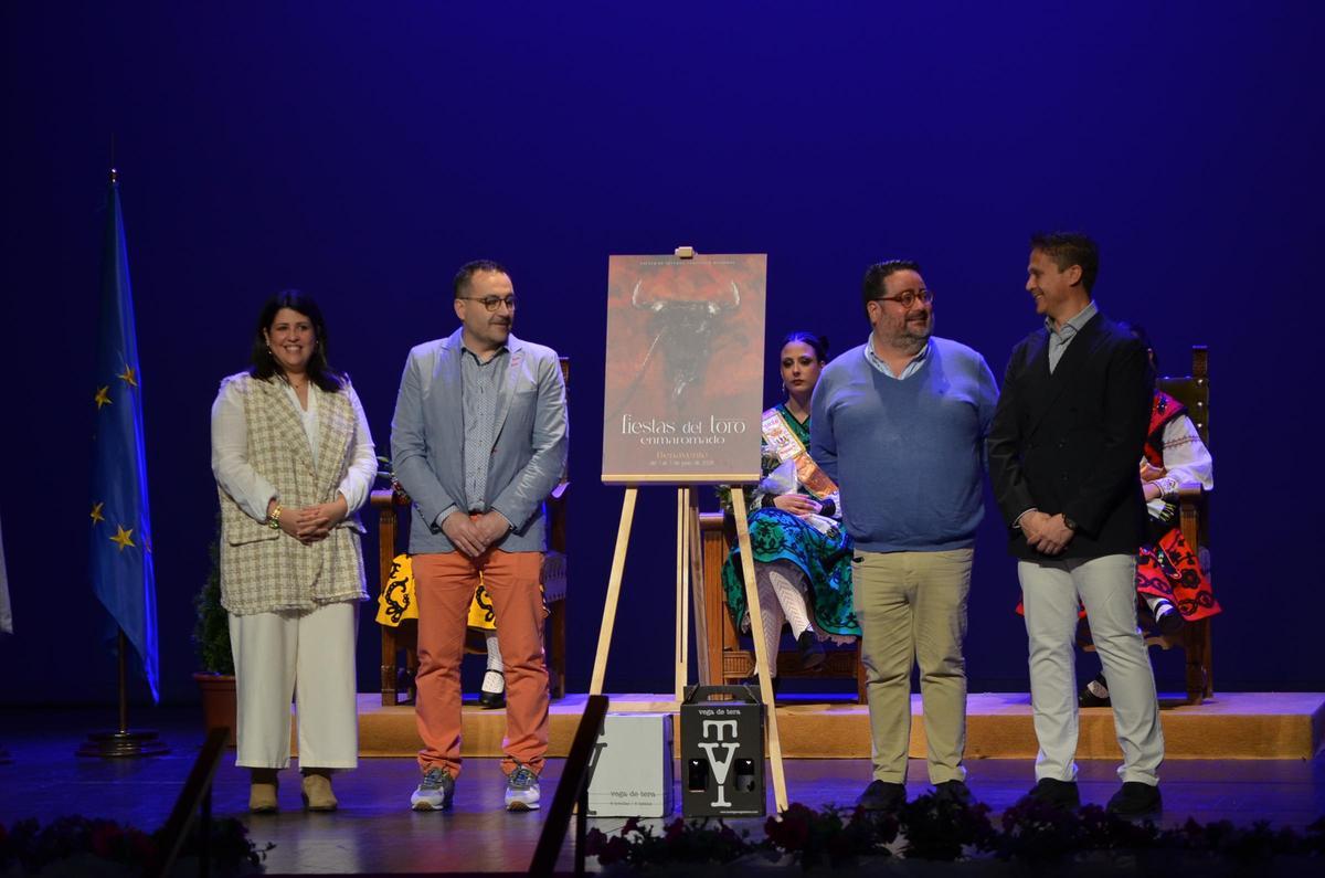 La alcaldesa junto al autor del cartel del Toro de este año.