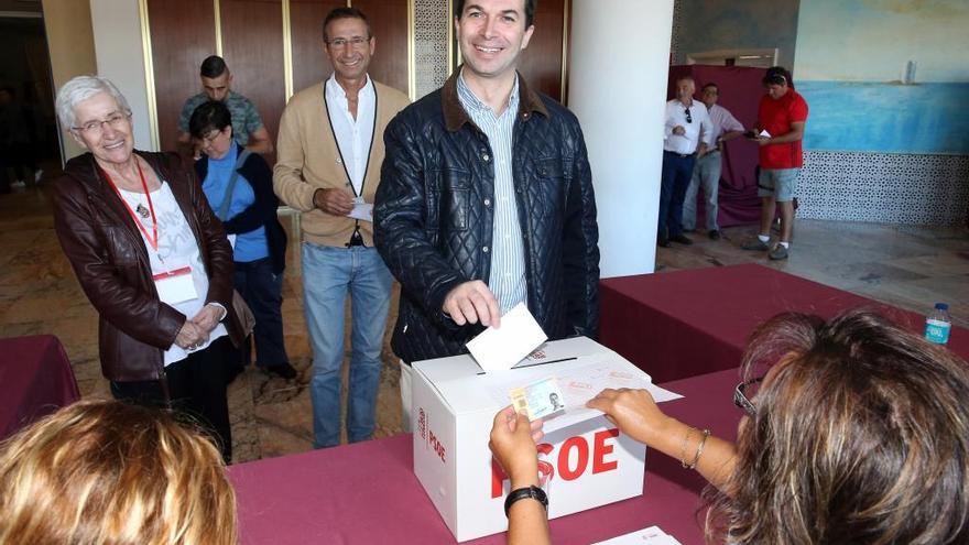 Gonzalo Caballero, votando ayer en las primarias del PSdeG.