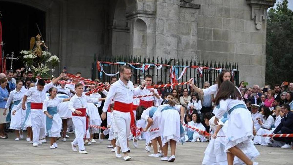 Foto de archivo de la procesión de San Miguel y la Danza de las Espadas.