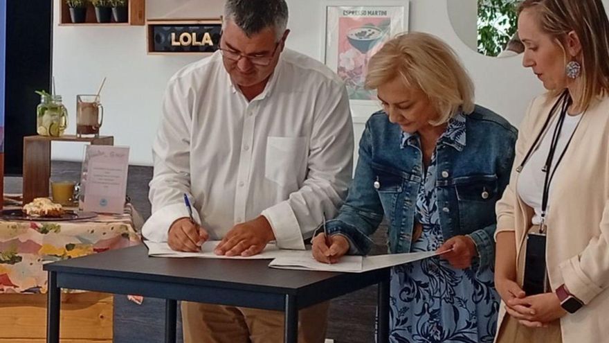 David Castro y Blanca Ana García firmando el convenio. | Cedida