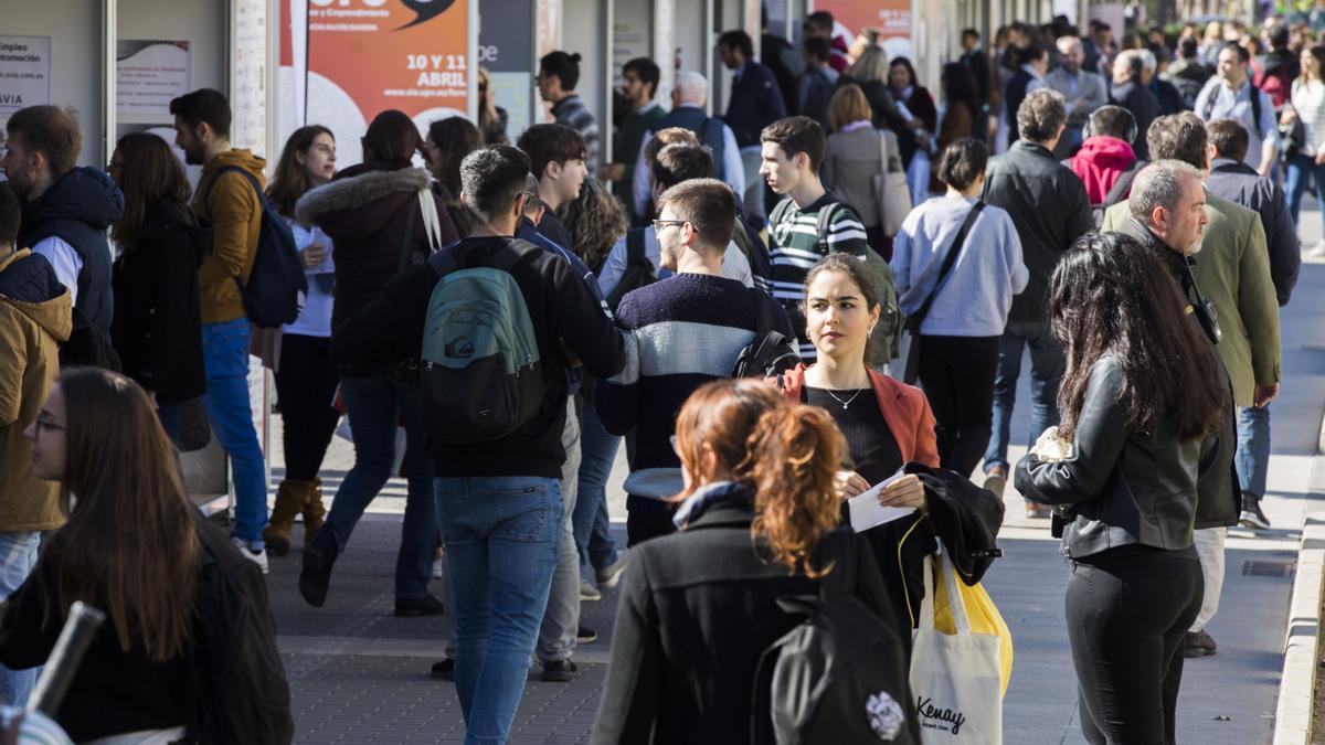 Multitud de jóvenes  acuden a una Feria de Empleo celebrada en València.