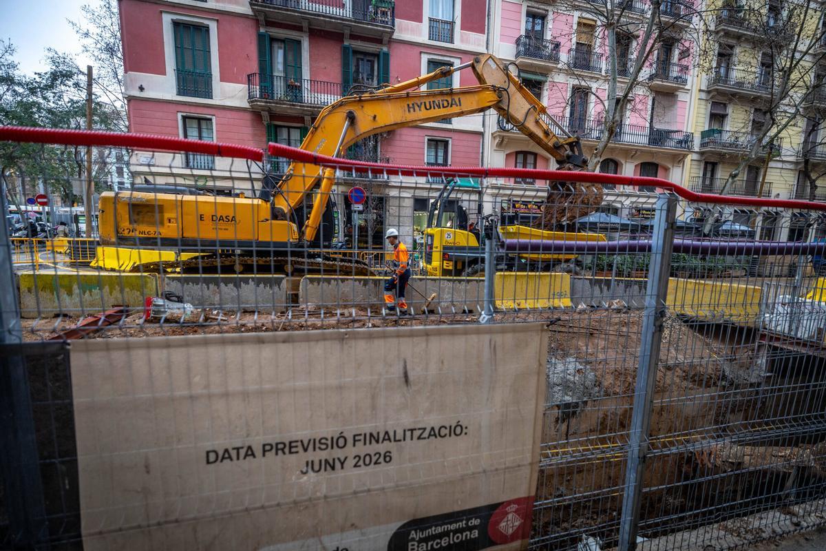 Barcelona 13/02/2026 Barcelona. Comerciantes afectados por las obras del colector de Poble-sec,que hace años que duran,se quejan de pérdida de clientes y de ingresos, despidos de trabajadores, cierre de negocios... AUTOR: JORDI OTIX