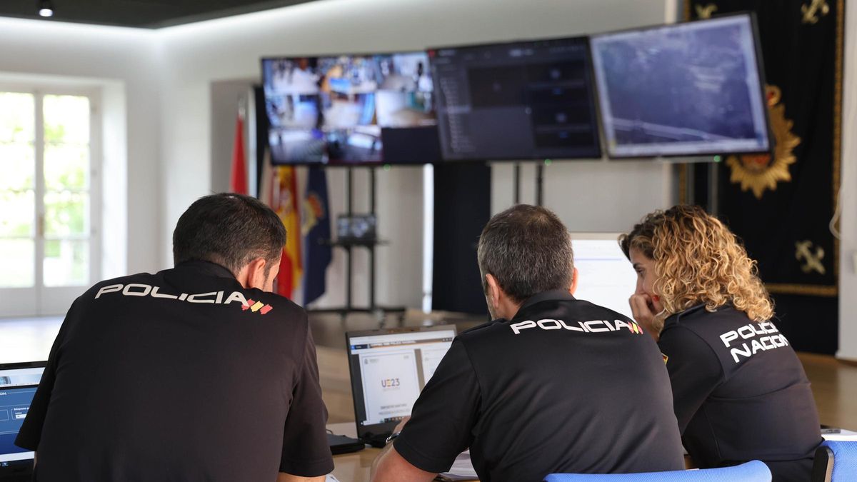 Policías nacionales en la Comisaría de Vigo.