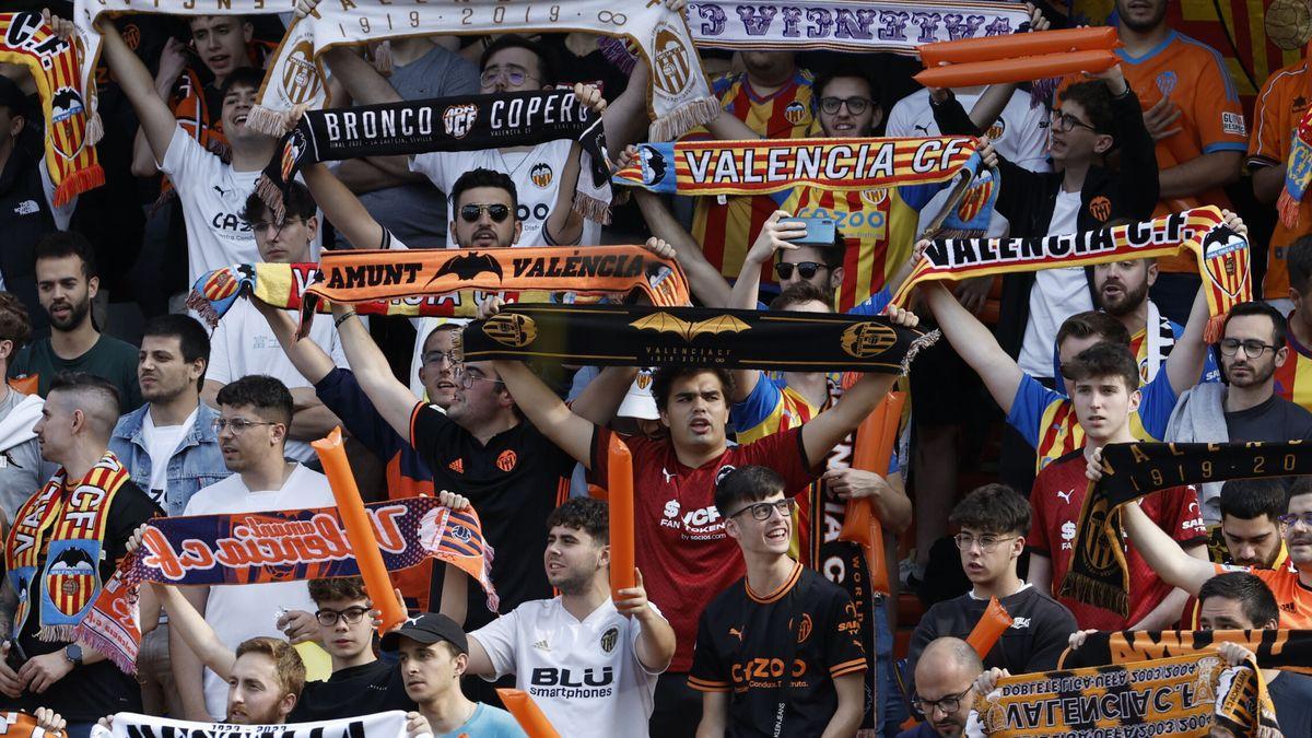 Aficionados del Valencia, durante el partido ante el Madrid.