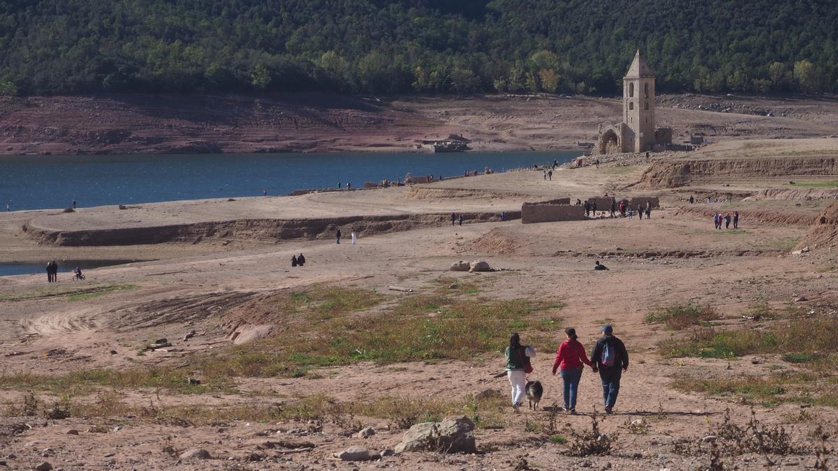 Turismo de sequía en el pantano de Sau