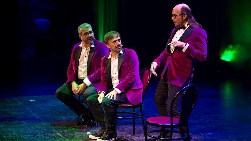 Por la izquierda, Florentino Fernández, José Mota y Santiago Segura, durante su espectáculo humorístico.