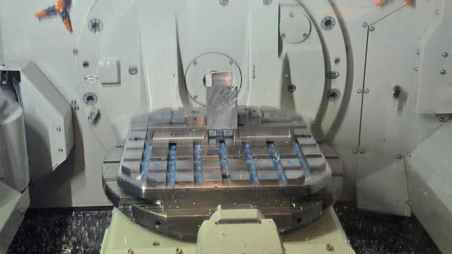 La máquina es capaz de fabricar piezas de barco en distintos materiales