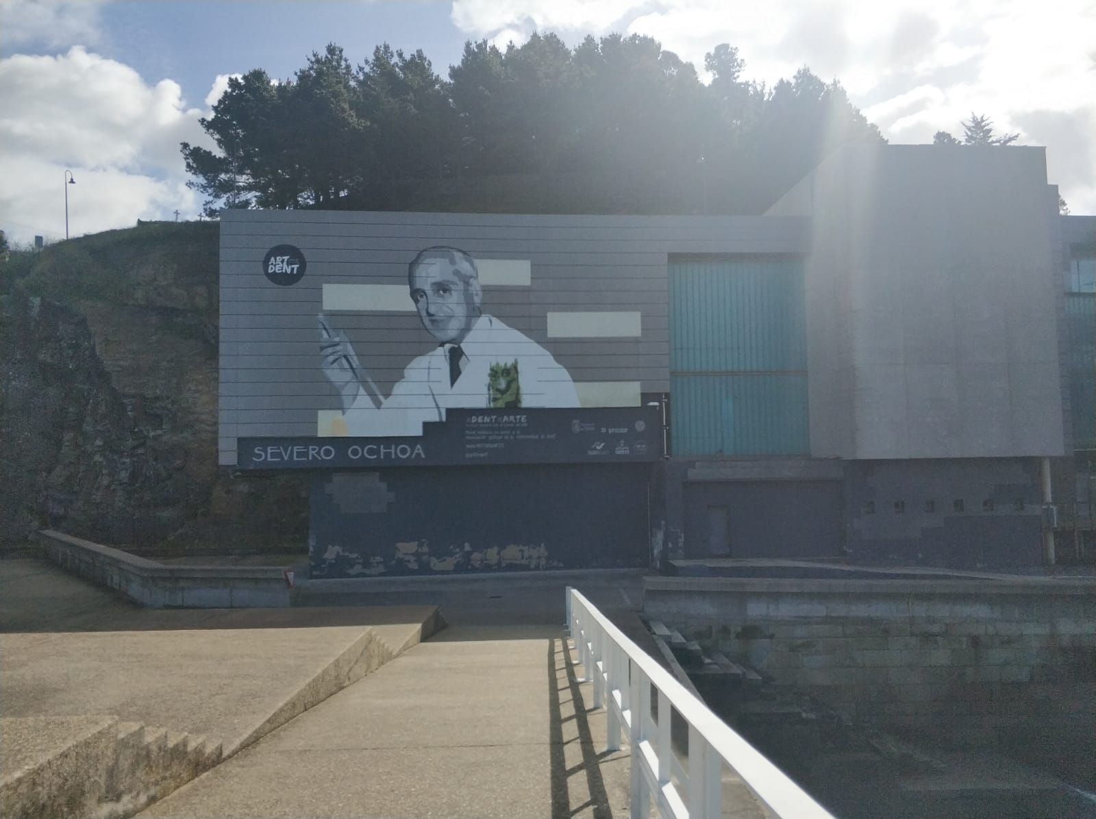 Aspecto actual del edificio con el mural de Severo Ochoa pintado recientemente.