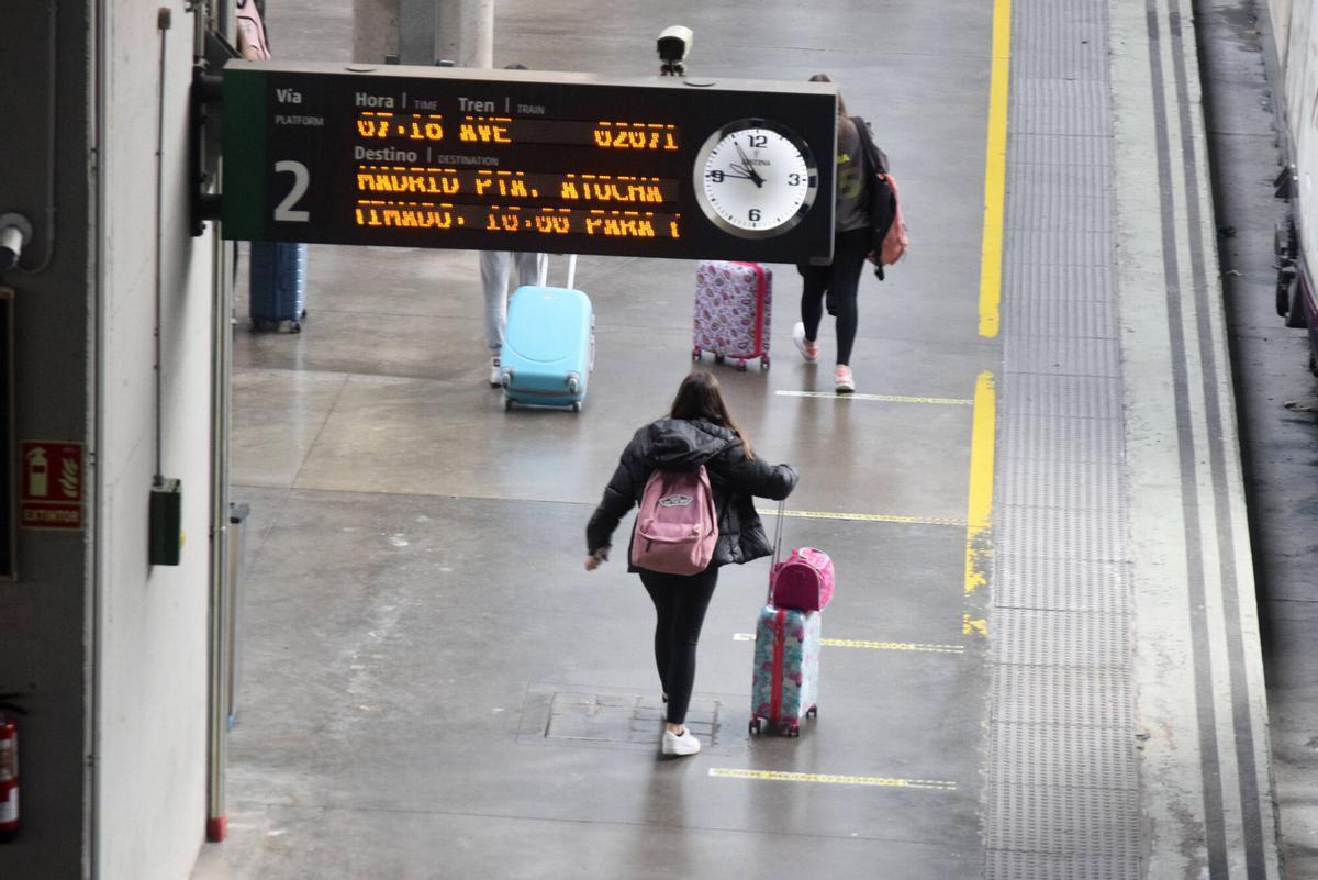 Pasajeros con maletas en el andén de la estación de Santa Justa de Sevilla el lunes 5 de mayo