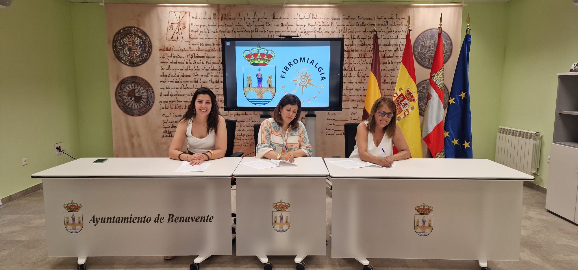 La Concejala de Bienestar Social, Mercedes Benítez, la Alcaldesa de Benavente, Beatriz Asensio y la presidenta de la Asociación, Eva María Pacho.