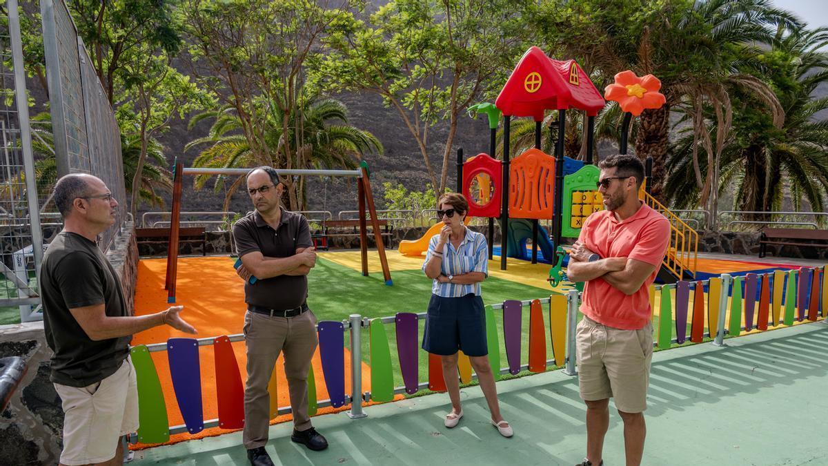 La alcadesa de Mogán, Onalia Bueno; el concejal delegado de Dominio Público, Rayco Guerra; el concejal de Obras Públicas, Ernesto Hernández y el concejal de limpieza, Willy García, en su visita al Parque Infantil de El Horno.
