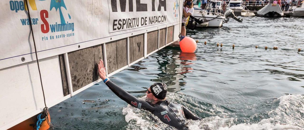 El momento en que Rob Muffels llega a la meta y se proclama vencedor del 63.º Descenso de la Ría de Navia. | A. A. R. N.