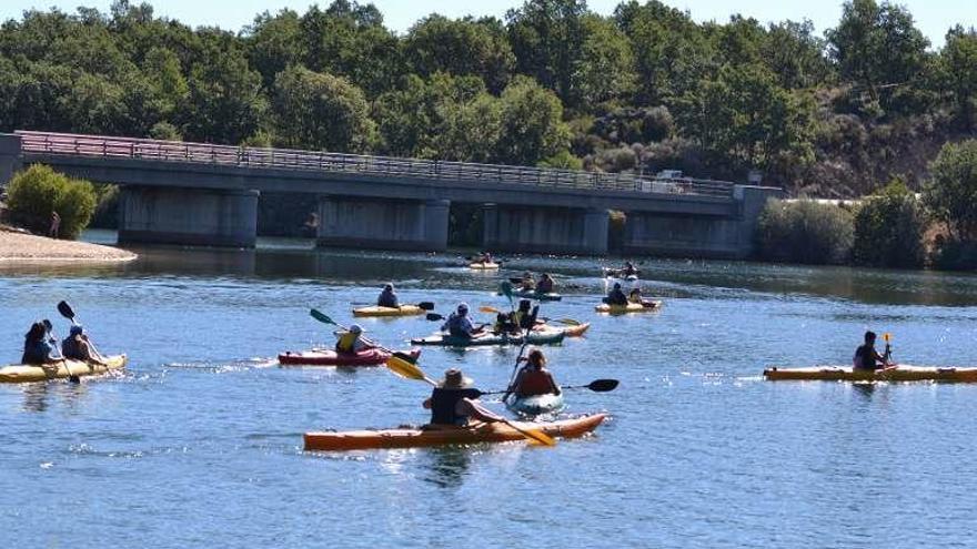 Los participantes en las aguas del río Valdalla.