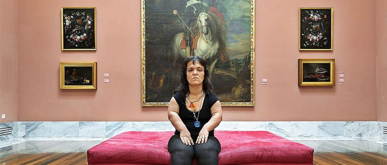 Isa, camarera de València, ante un cuadro de Van Dyck, en el Bellas Artes de València.  | ALFONSO LEGAZ