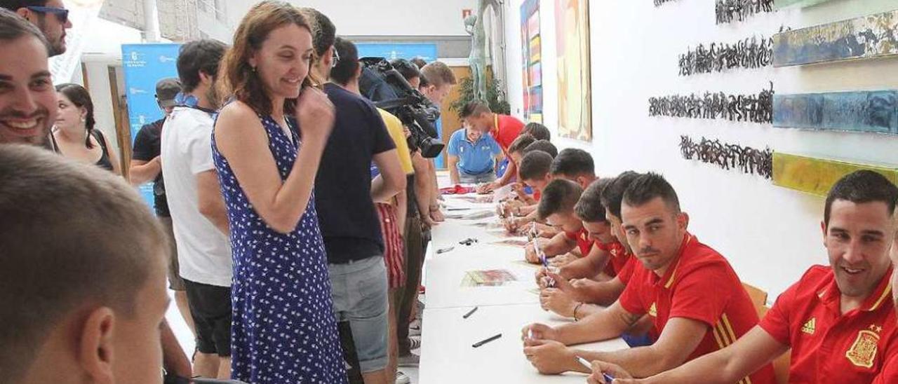 Los jugadores de la selección española, firmando autógrafos a los aficionados. // Iñaki Osorio