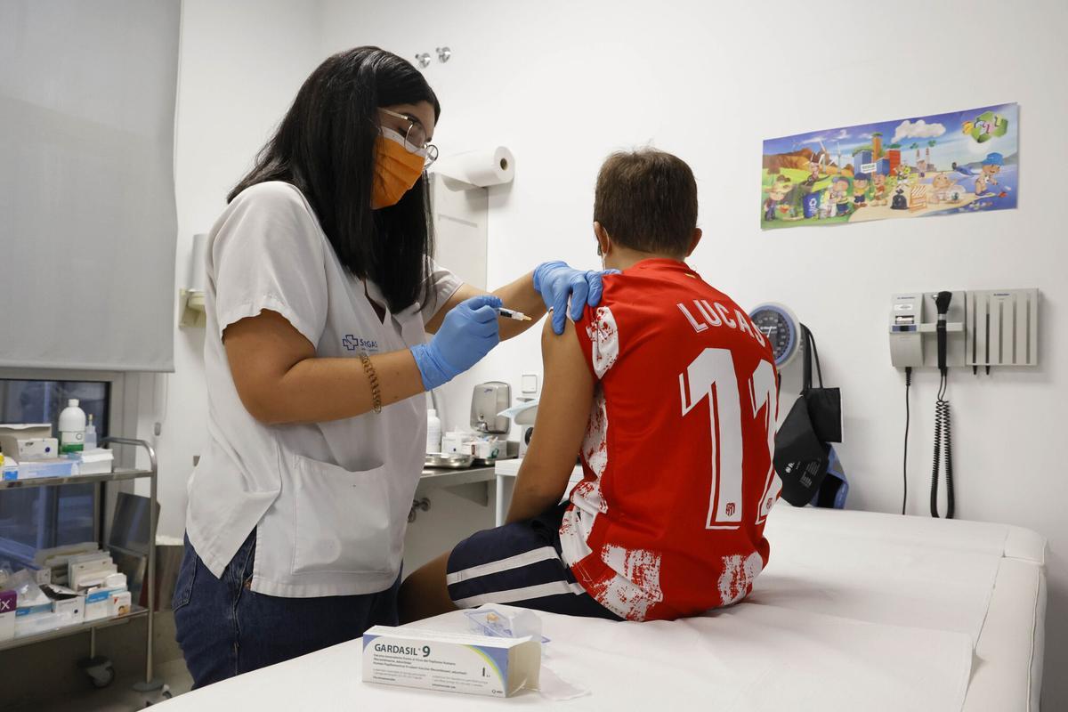 UNA ENFERMERA DE PEDIATRIA LE PONE LA VACUNA DEL VIRUS DEL PAPILOMA HUMANO (VPH) DE FORMA GRATUITA AL NIÑO LUCAS VILLARINO EN EL CENTRO DE SALUD DE NAVIA (VIGO). SANIDAD. SERVICIO GALEGO DE SAUDE (SERGAS). INICIO. VACUNACION