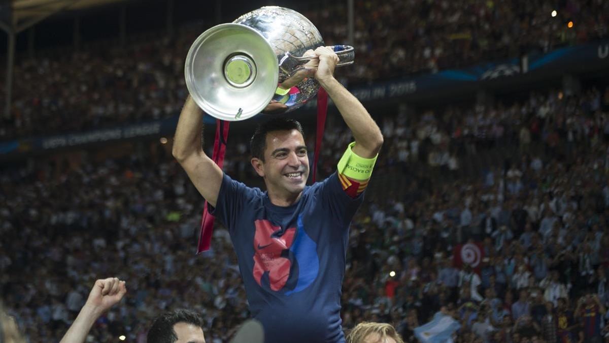 Xavi levanta la Champions 2015