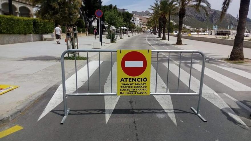 Una señal de prohibido el paso que informa del nuevo horario de restricción circulatoria en el Port de Pollença.