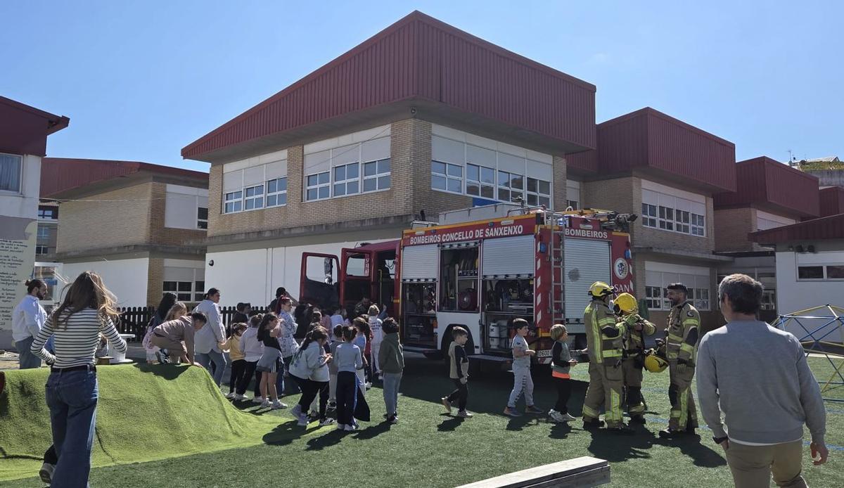 Alumnos del CEIP Portonovo se entrenan contra los incendios | FDV