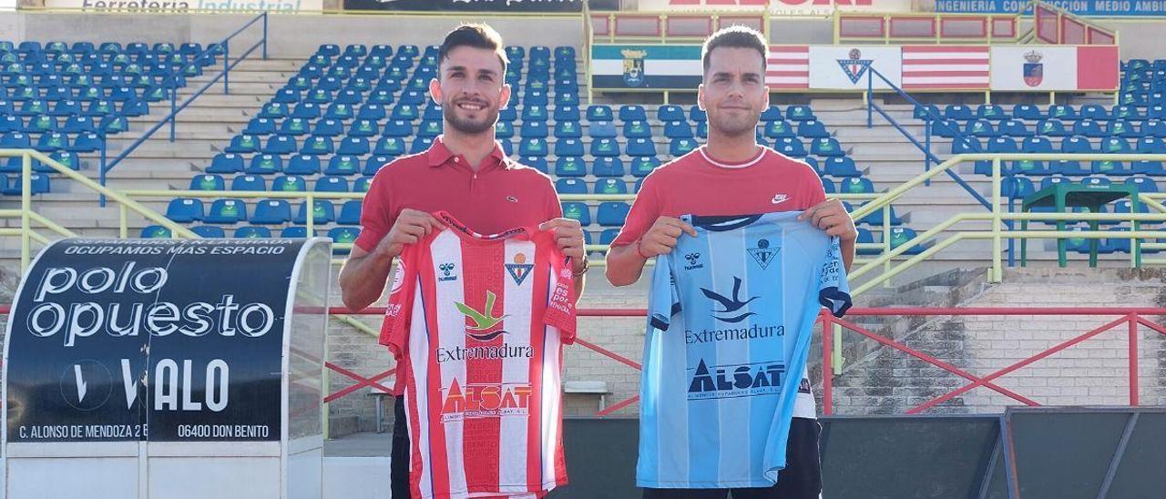 Rafa Ortiz, a la izquierda, y Concheiro, a la derecha, posan con la camiseta.