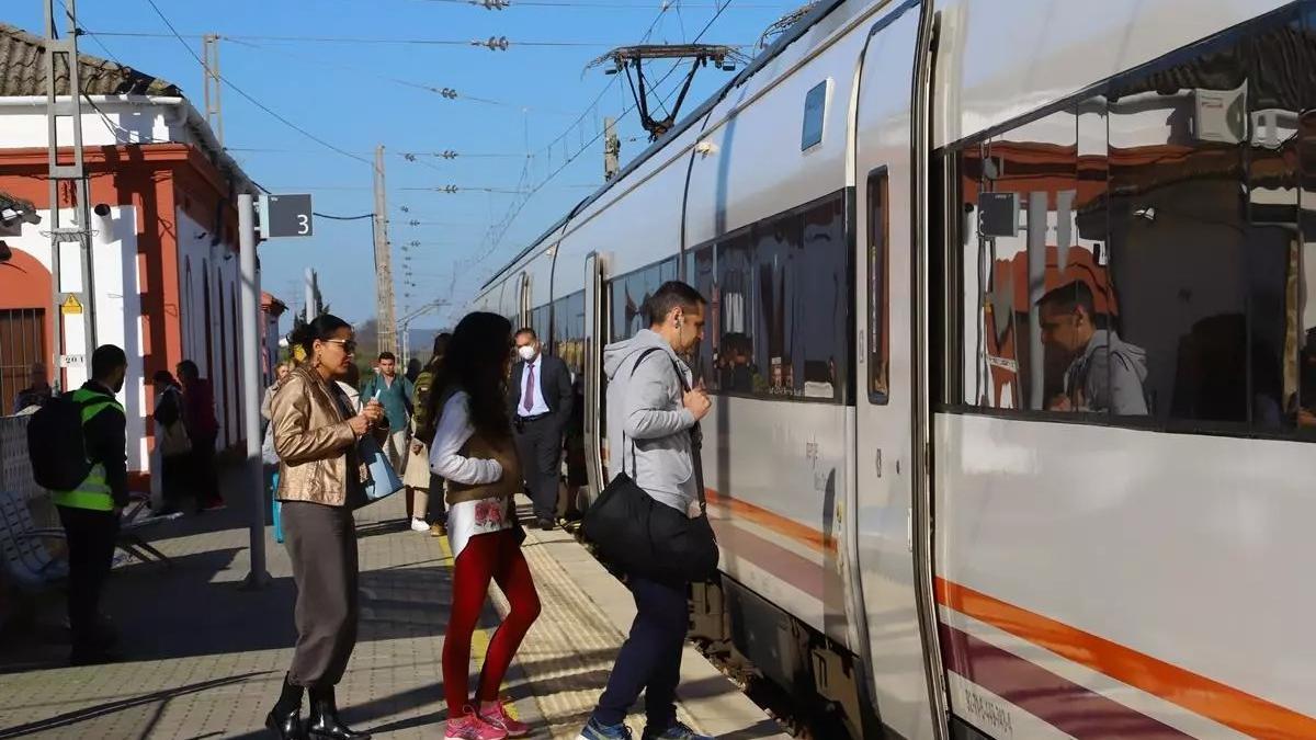 Varios usuarios suben a un tren en Posadas, en una imagen de archivo.