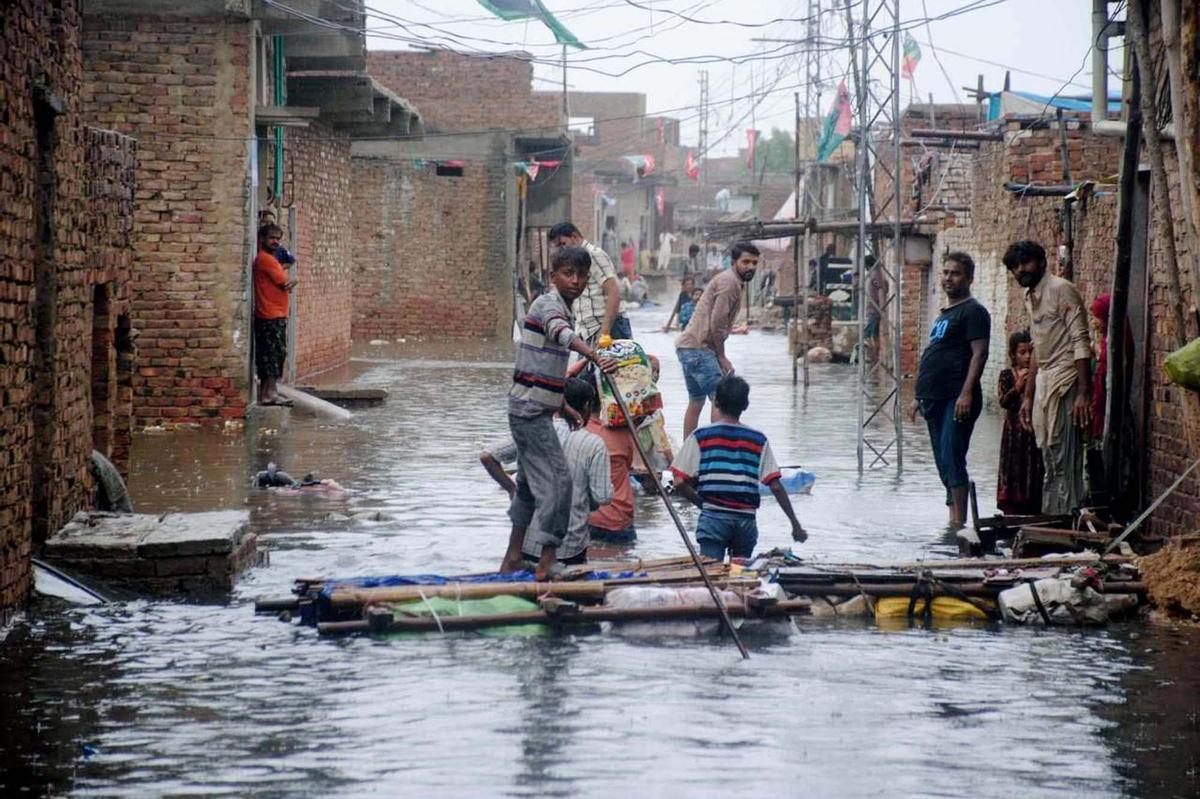 Una calle anegada por las lluvias en Hyderabad, Pakistán