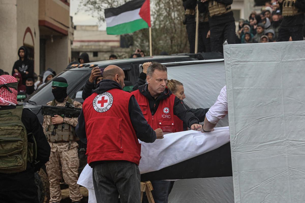 Imagen de archivo del acto de entrega de rehenes muertos bajo cautiverio del Movimiento de Resistencia Islámica (Hamás) en la Franja de Gaza