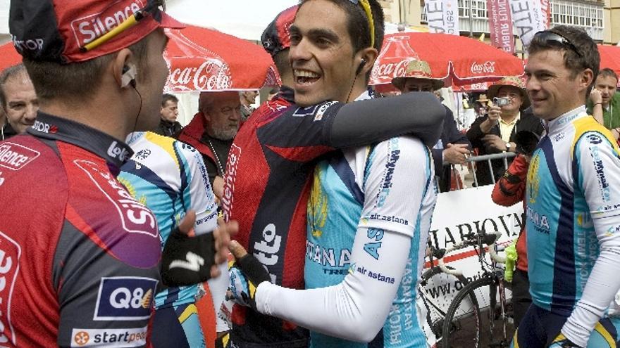 El ganador del último Tour de Francia, Alberto Contador , saluda a un compañero antes de la salida de la 48 Vuelta al País Vasco hoy en Legazpia, cuya primera etapa tiene un recorrido de 137 kilómetros con salida y llegada en esta localidad guipuzcoana