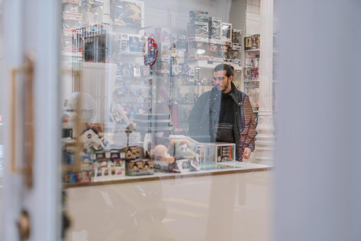 Un cliente se acerca al mostrador de la tienda de cómics Hobby Converters, en la calle de la Luna, en Madrid.