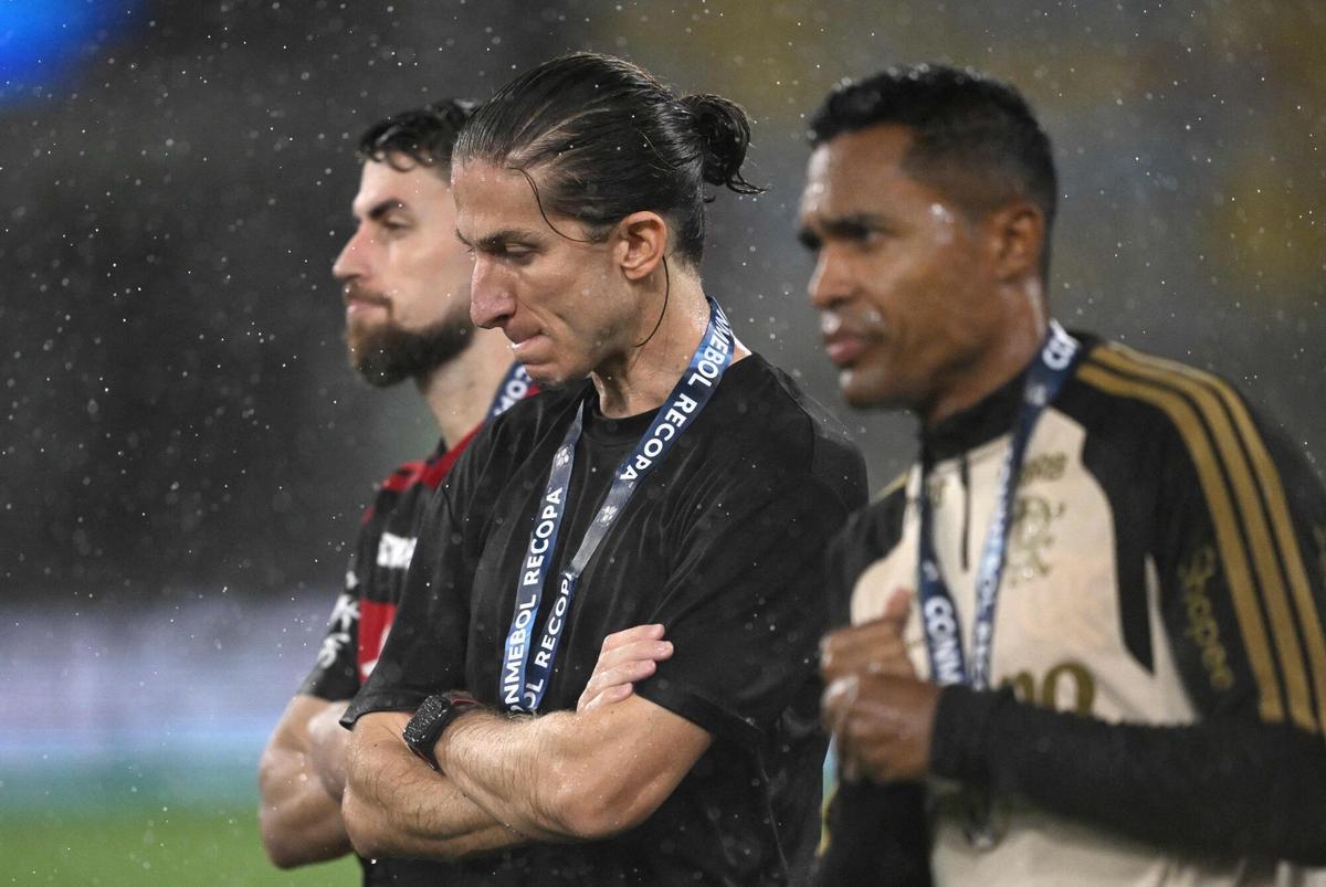 Flamengo's head coach Filipe Luis reacts after losing the Recopa Sudamericana second leg final football match between Brazil's Flamengo and Argentina's Lanus at the Maracana Stadium in Rio de Janeiro, Brazil, on February 26, 2026. (Photo by MAURO PIMENTEL / AFP)