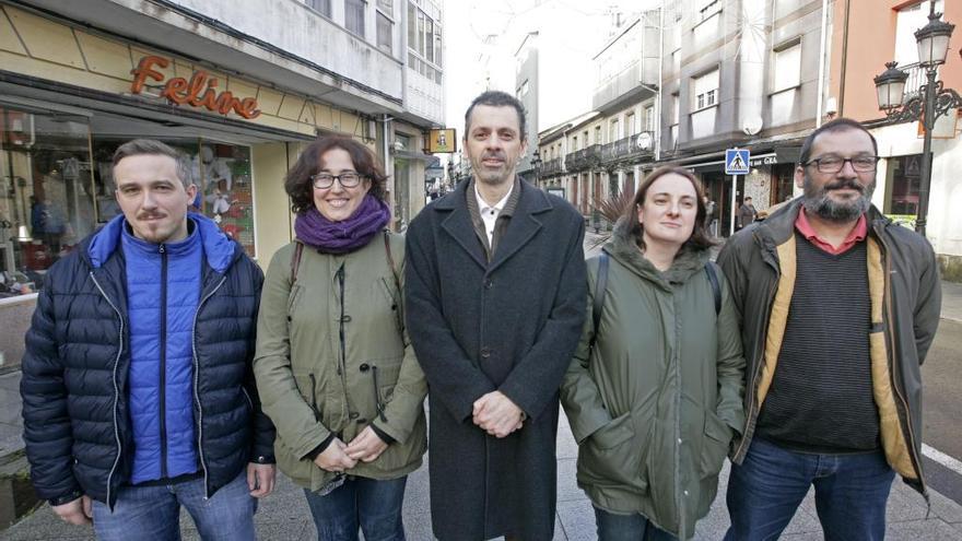 Víctor Pousada, Susana Camba, Xosé Magariños, María Xesús Balo y Xosé Manuel Nogueira, hoy, en A Porta do Sol. // Bernabé / Cris M.V.