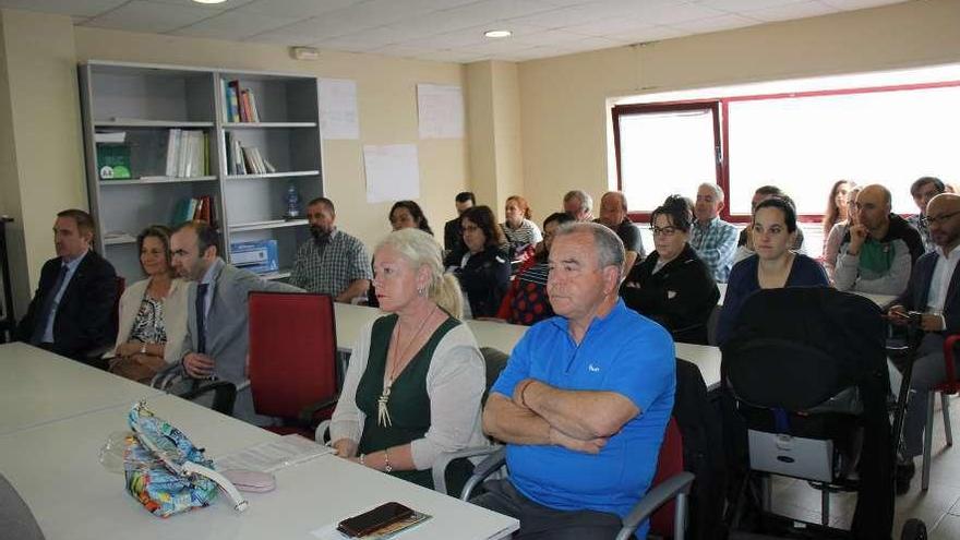 El grupo de emprendedores, ayer, en la sede de la Cámara de Comercio en Luarca.