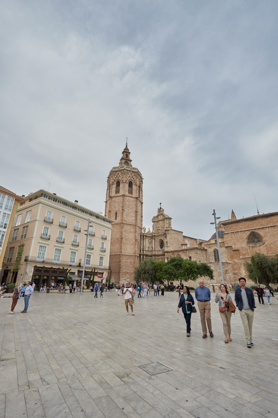 La plaza de la Reina continúa sin toldos pese a la ola de calor en València