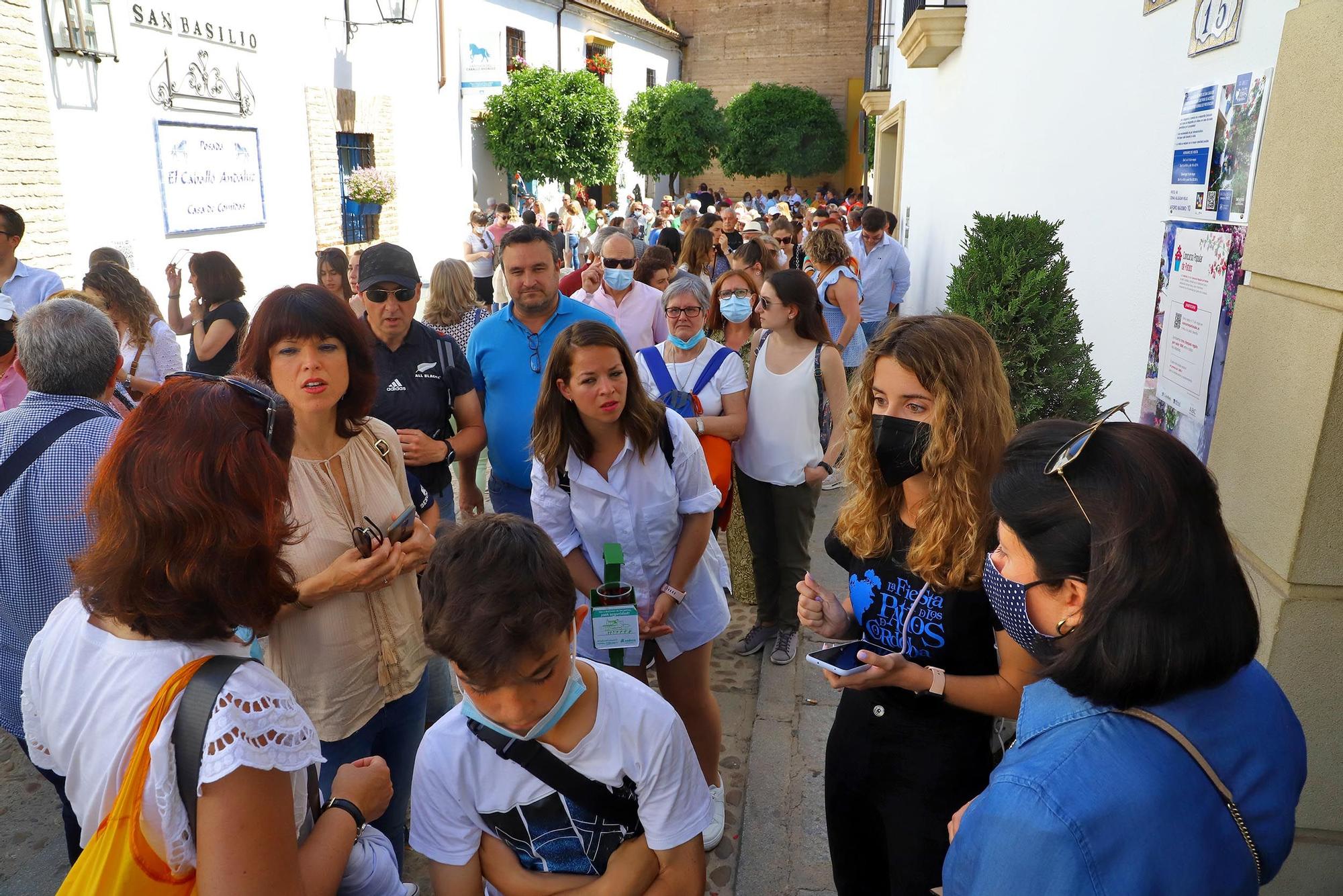 Largas colas en el primer sábado de patios