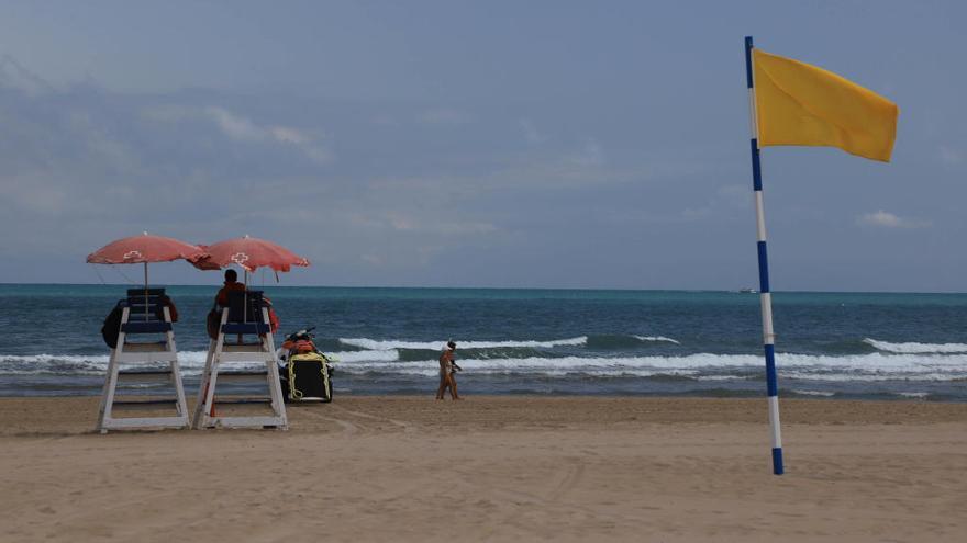 Gandia &quot;cierra&quot; su playa por el coronavirus