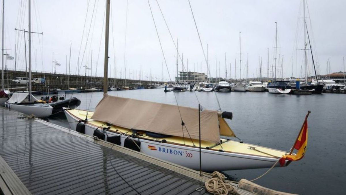 El 'Bribon 500', atracado en el puerto deportivo de Sanxenxo.