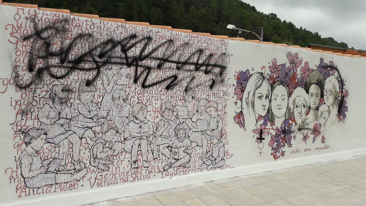 Destrozan el mural feminista de Eslida pocas horas después de finalizarlo