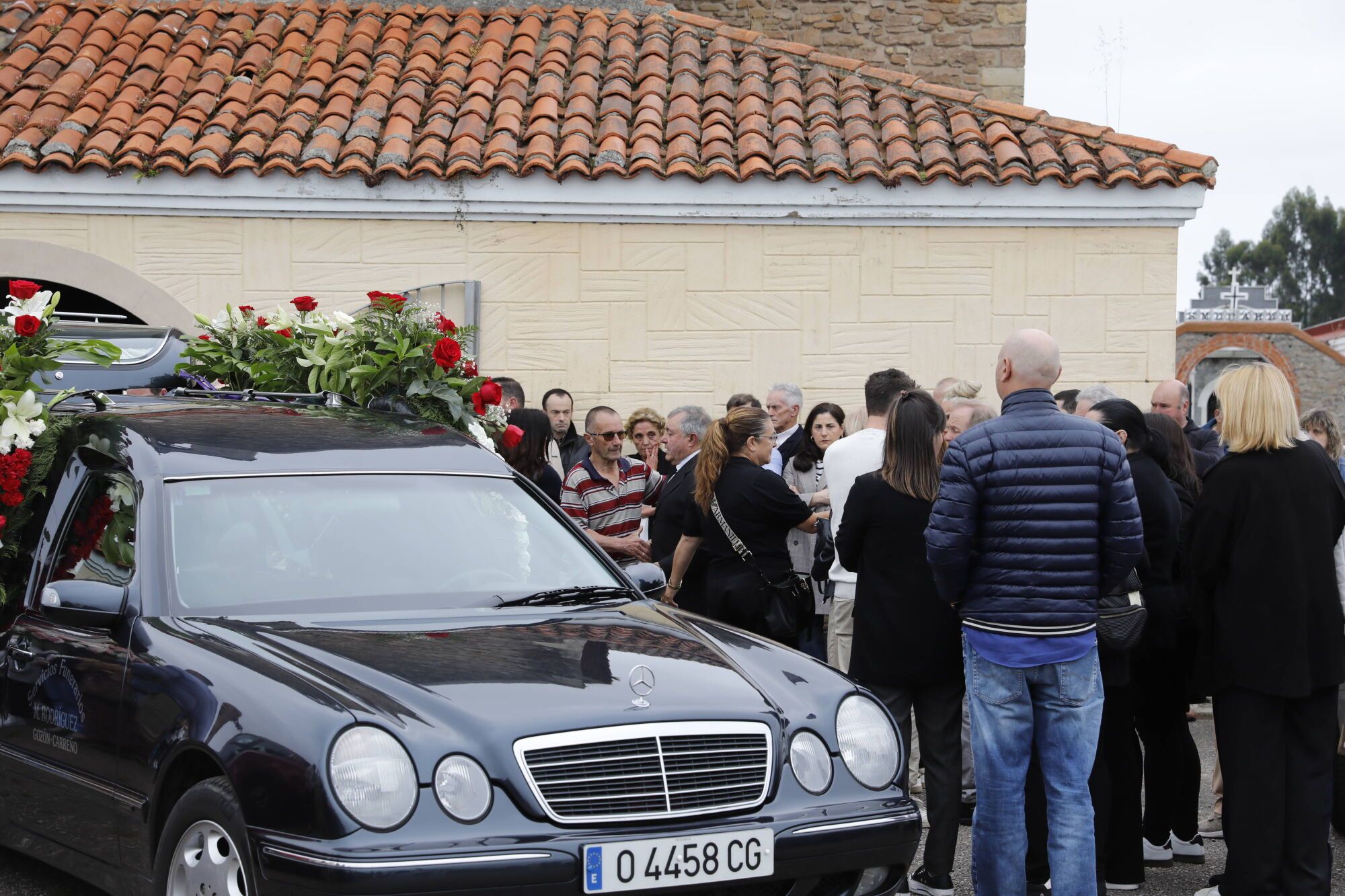 EN IMÁGENES: Funeral en Gozón por Pablo González Artime, uno de los fallecidos en el accidente de la nave ganadera de Coaña