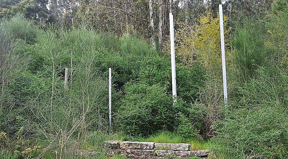 Postes metálicos de antiguos paneles afean el entorno. |   // L.V.