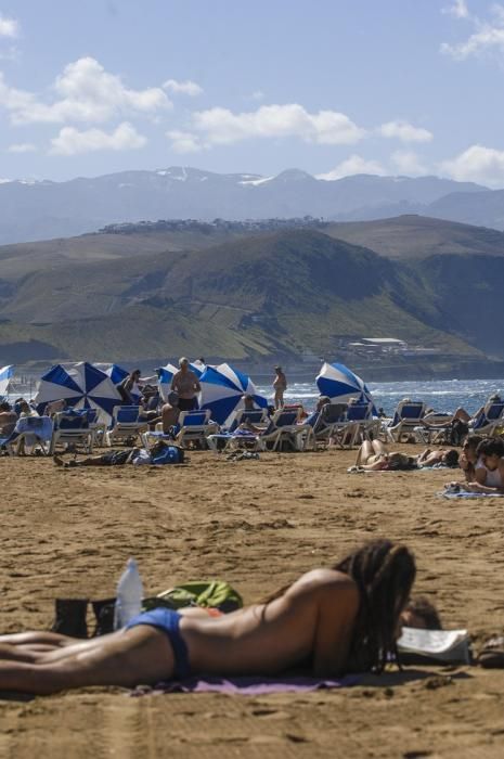 NIEVE EN LA CUMBRE DESDE LA PLAYA DE LAS CANTERAS