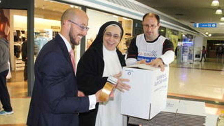 Sor Lucía Caram, el director de Carrefour de Manresa i un voluntari.