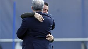 Joan Laporta abraza a Xavi Hernández en la víspera del Barça-PSG.