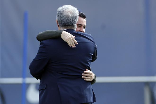 Joan Laporta abraza a Xavi Hernández en la víspera del Barça-PSG.